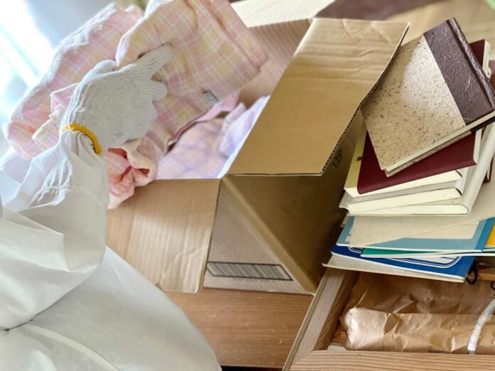 Hands,Wearing,Work,Gloves,Putting,Clothes,Etc.,Into,A,Cardboard