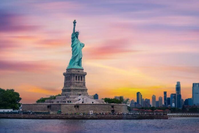 Statue,Of,Liberty,At,Sunset,And,Manhattan,Skyline,,New,York