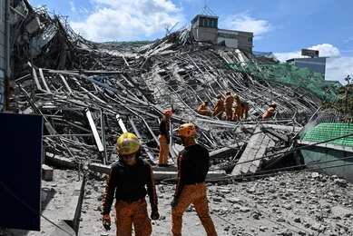 shutterstock_2794925219 Rescue workers search a collapsed building site