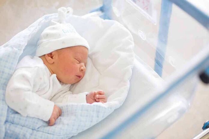 shutterstock_1005877087 Newborn baby sleeping in hospital bassinet